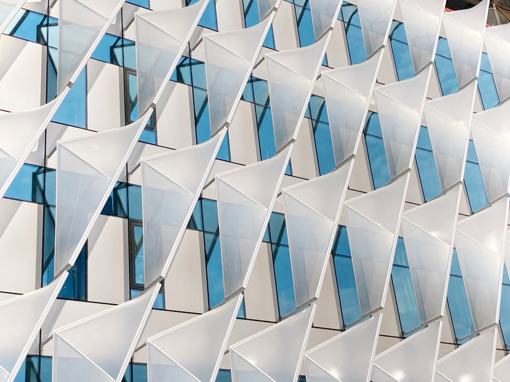 واجهة المبنى الرئيسية بتصميم عصري يجمع بين الزجاج والمعدن.