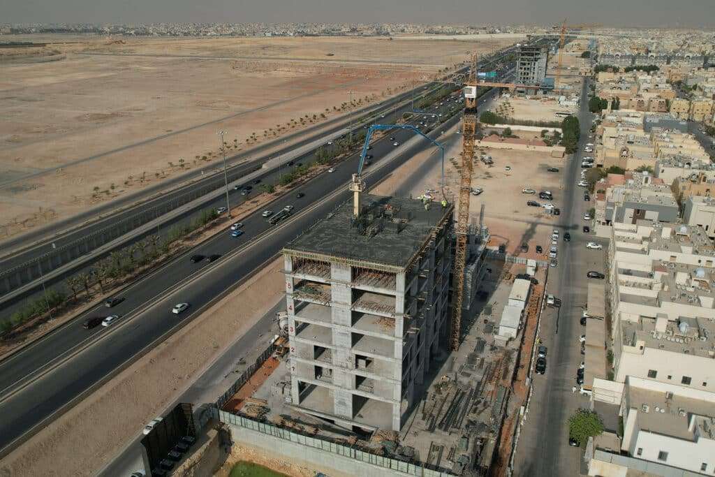 تفاصيل الواجهة الحجرية والزجاج منخفض الانعكاس لبرج S