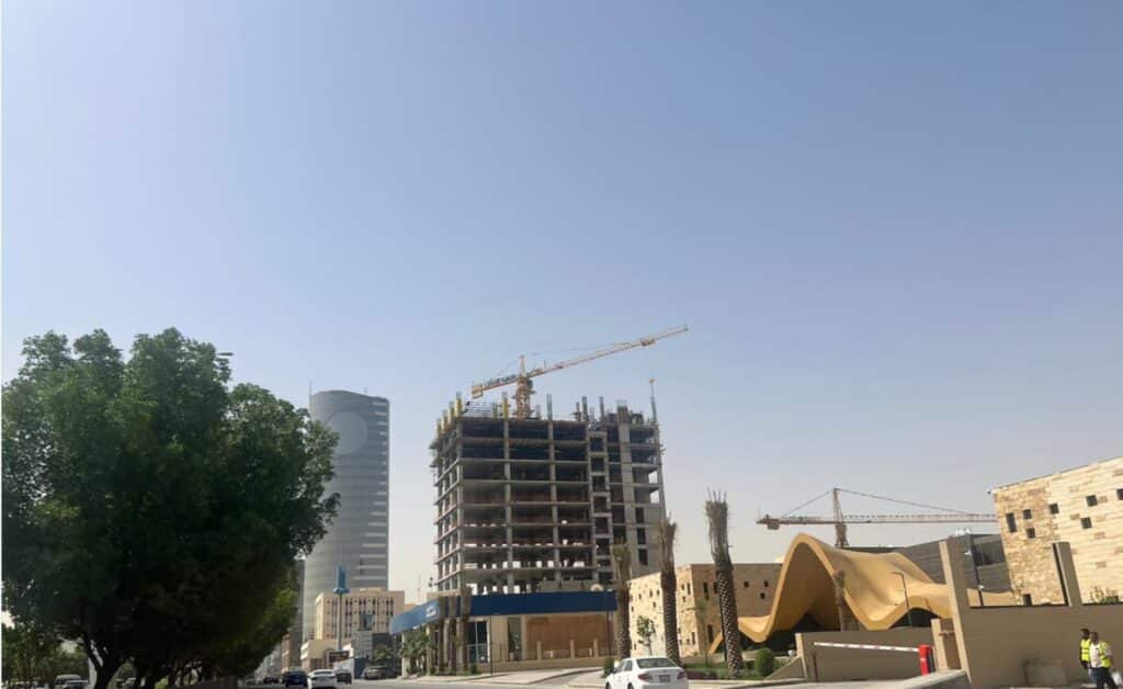 المبنى خلال النهار، مع إبراز تفاصيل الواجهة.