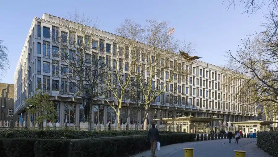 المدخل الرئيسي للمبنى مع أعمدة ذهبية تبرز الطابع الفاخر للفندق.