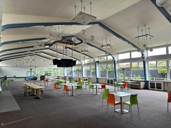 تصور للمساحات الداخلية الواسعة داخل الاستوديوهات الجديدة