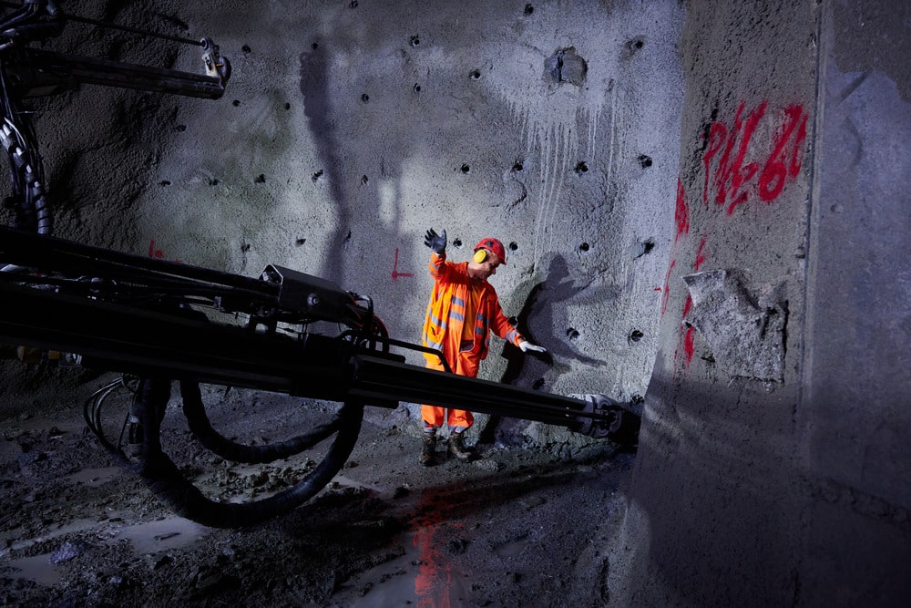 صوره الة الثقب ورجل يحدد اماكن الثقوب