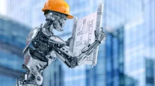 روبوت فضي يرتدي خوذة بناء صفراء ويقرأ مخططًا معماريًا، كأنه مهندس مستقبلي يقف أمام مبنى حديث في الخلفية &mdash; مشهد يمزج بين التكنولوجيا والمهنية.