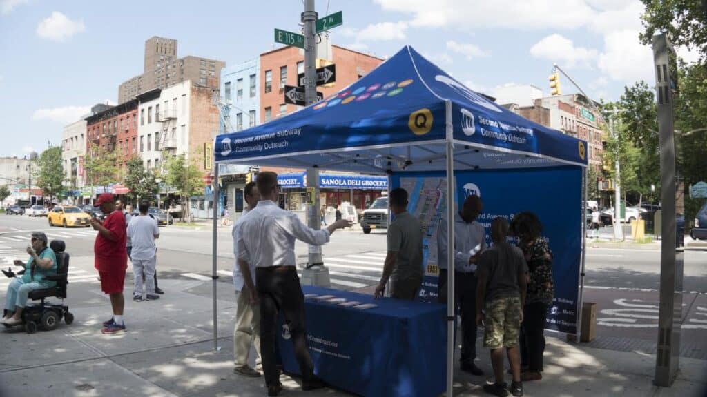 صوره خارجيه لارشاد المستخدمين من خلال عمال المترو