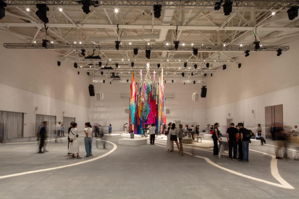 معرض فني داخل مركز تسيليني في ألماتي