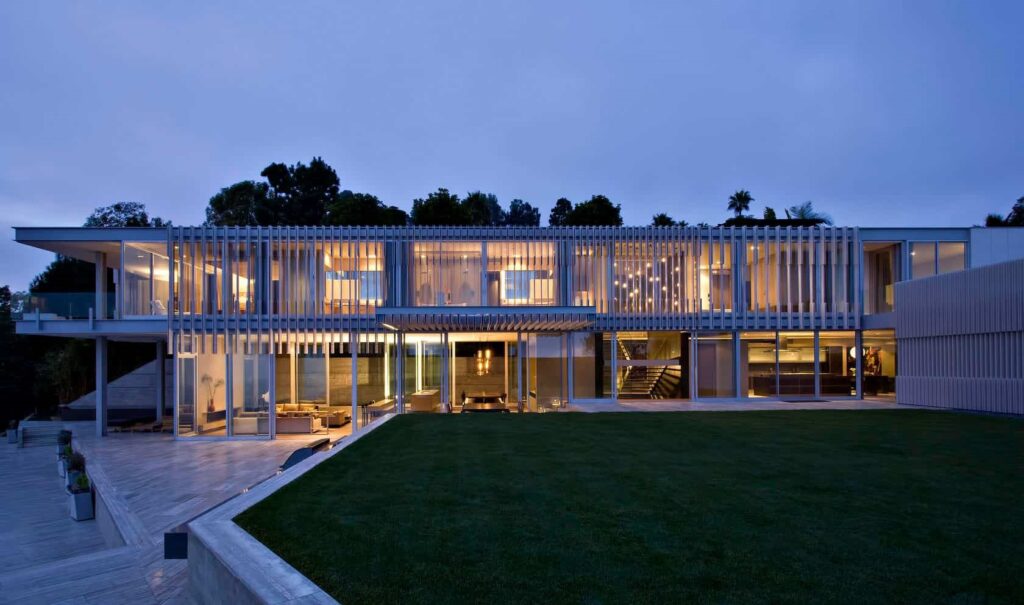 تصميم معماري يجمع بين الفخامة والانفتاح على المناظر الطبيعية