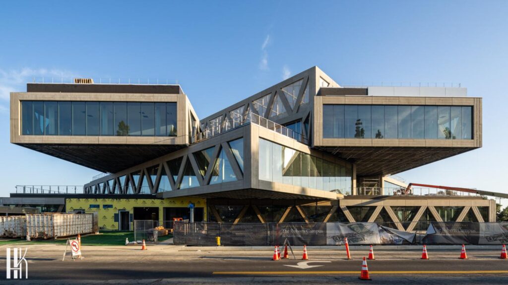 إطلالة بانورامية على مركز روبرت داي للعلوم بتصميم معماري مبتكر