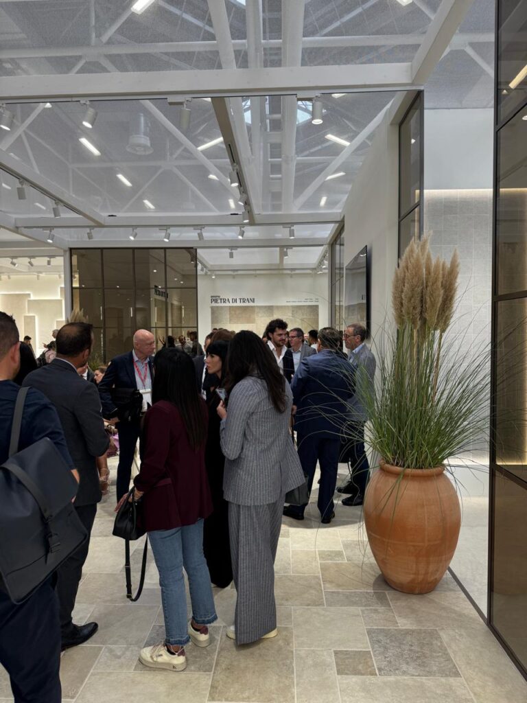 تجمع معماريين ومصممين داخل جناح عرض في معرض Cersaie 2025 بمدينة بولونيا.