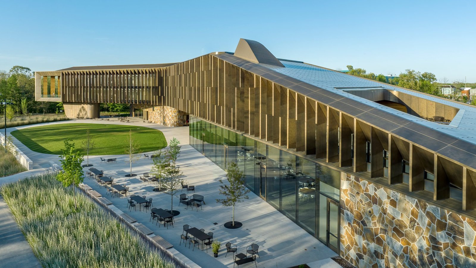 Heartland Whole Health Institute: Curved Forms and Giraffe-Stone Facades in Bentonville