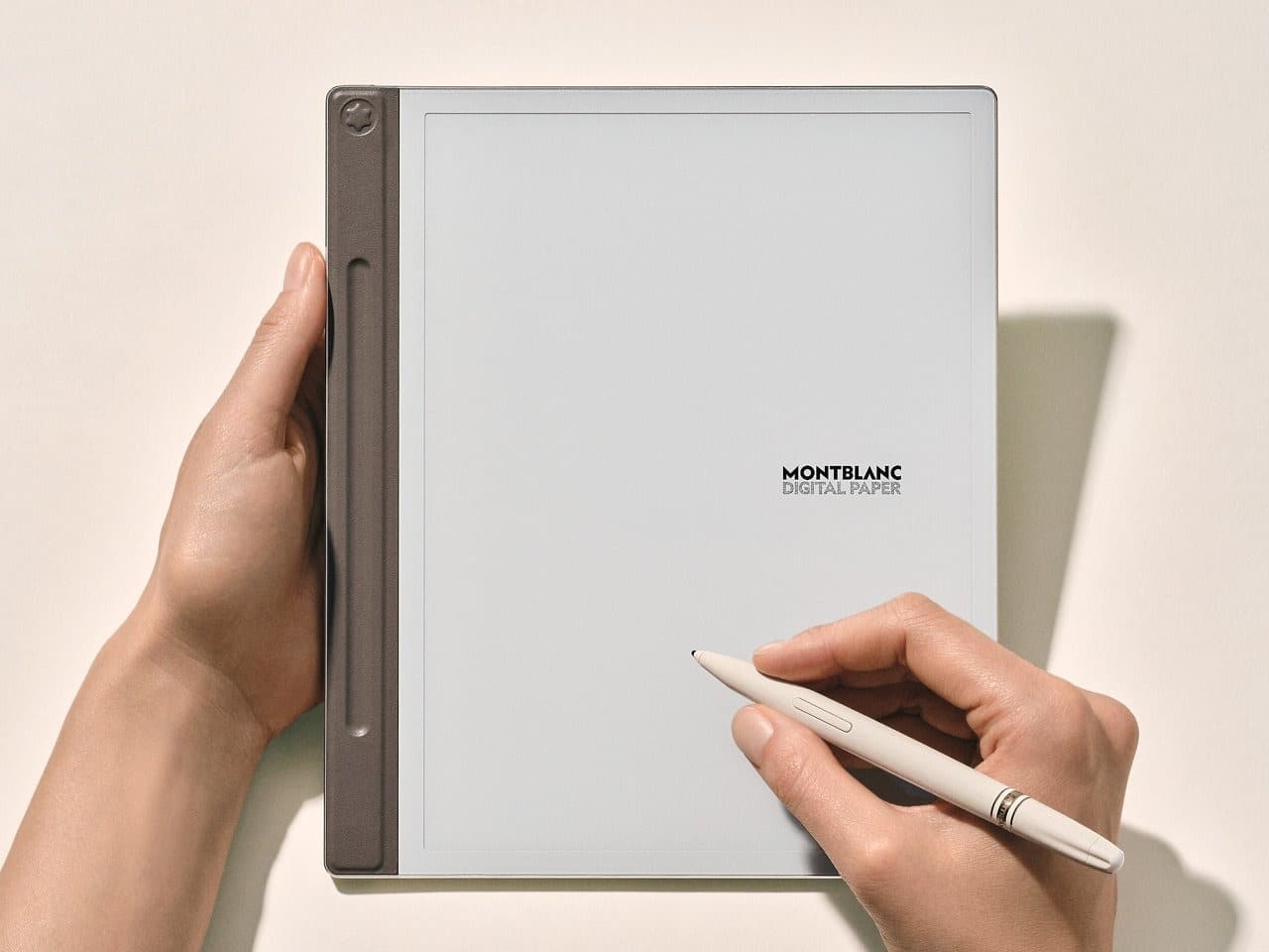High-resolution E Ink display resembling paper for a comfortable writing experience