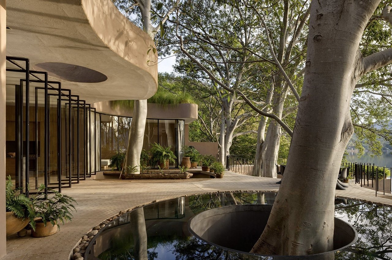 Casa Santa Maria del Oro architectural design on lakeside, blending modern architecture with natural surroundings