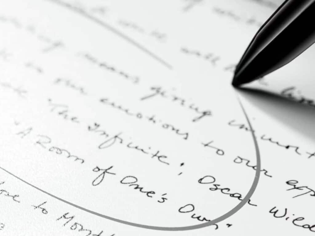 High-resolution E Ink display resembling paper for a comfortable writing experience