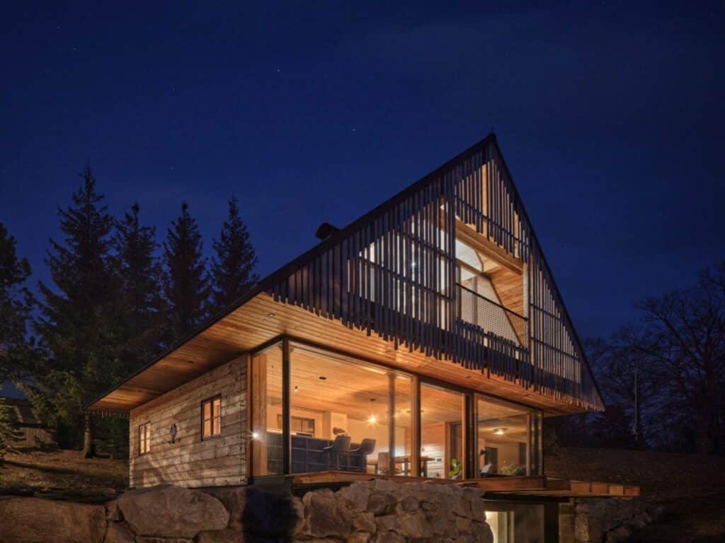 Koh&uacute;tka Cottage surrounded by mountains and a breathtaking natural backdrop.