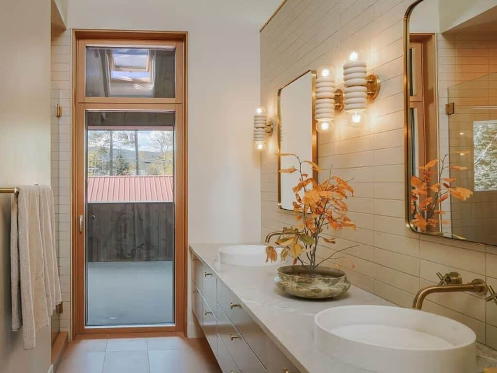 Interior connected to the outdoors through large windows allowing natural light