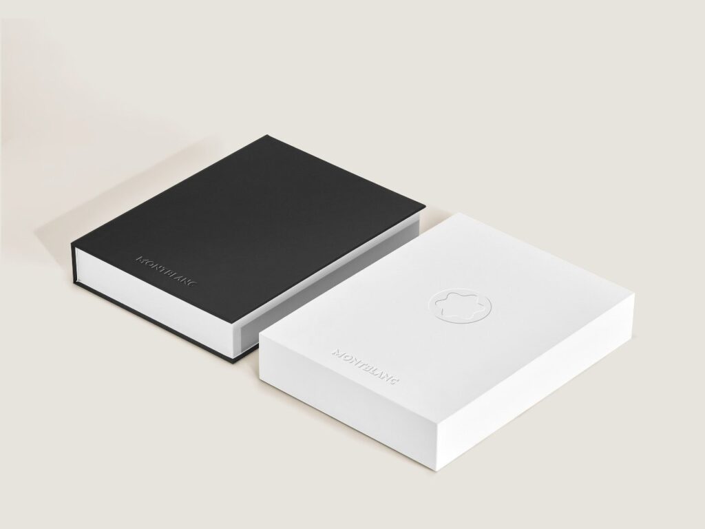 High-resolution E Ink display resembling paper for a comfortable writing experience