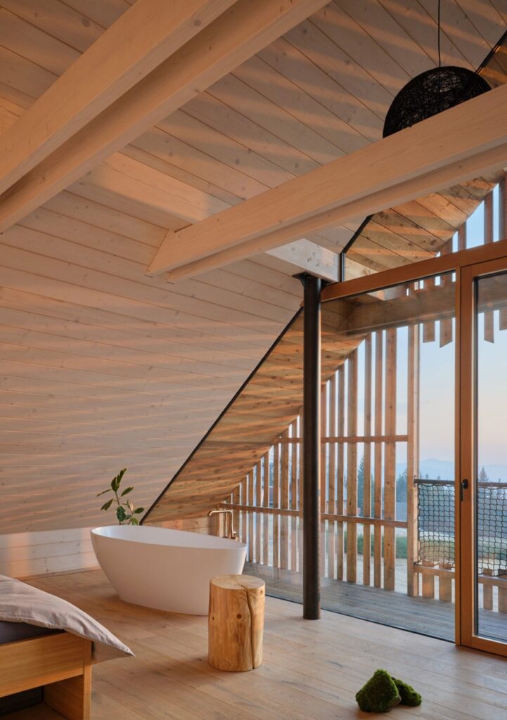 Koh&uacute;tka Cottage surrounded by mountains and a breathtaking natural backdrop.