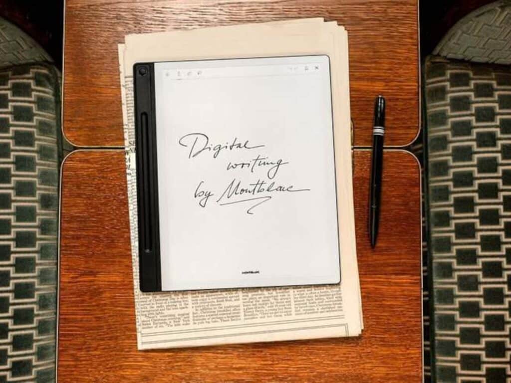 High-resolution E Ink display resembling paper for a comfortable writing experience