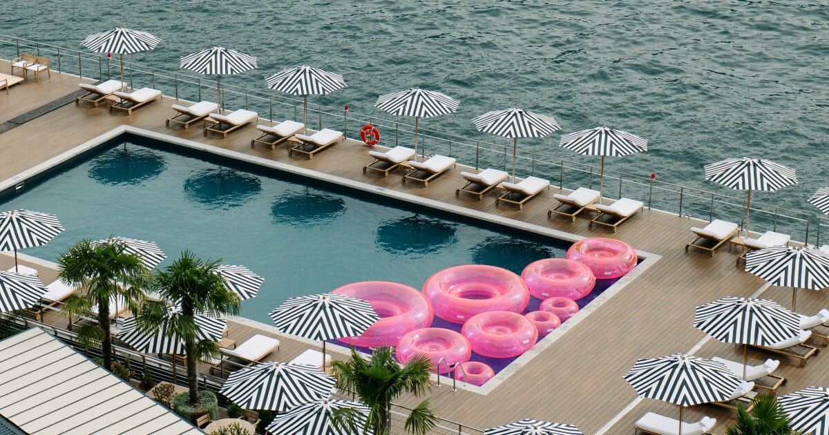 تتعاون Sabine Marcelis مع Lake Como Edition لتركيب Jelly Floats لعوب