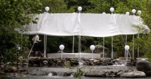 تثبيت النسيج الدائرة سريعة الزوال بواسطة Atelier VRAC ينشط Mountain River في رومانيا