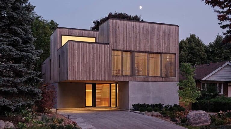 في تورنتو ، منزل من قبل ويليامسون ويليامسون يسخر من شاشات الضوء لإلقاء الضوء على تصميماتها الداخلية