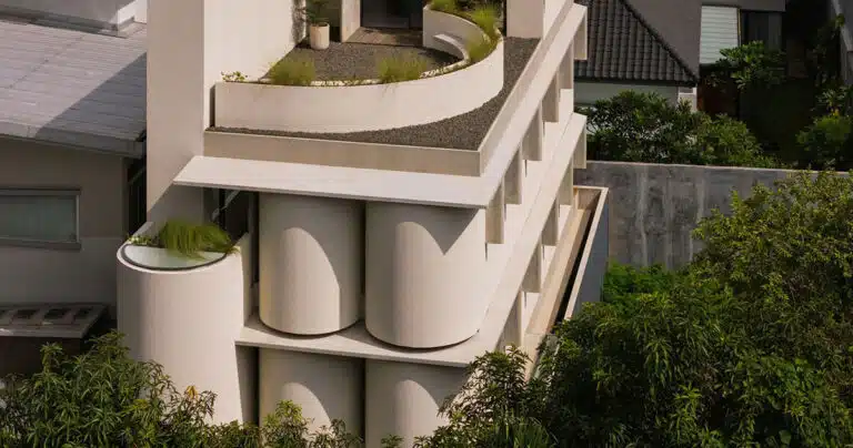ينطق المهندسون المعماريون ISSO التصميمات الداخلية الناعمة مع الخرسانة الصلبة لشقق ABC المدمجة في جاكرتا
