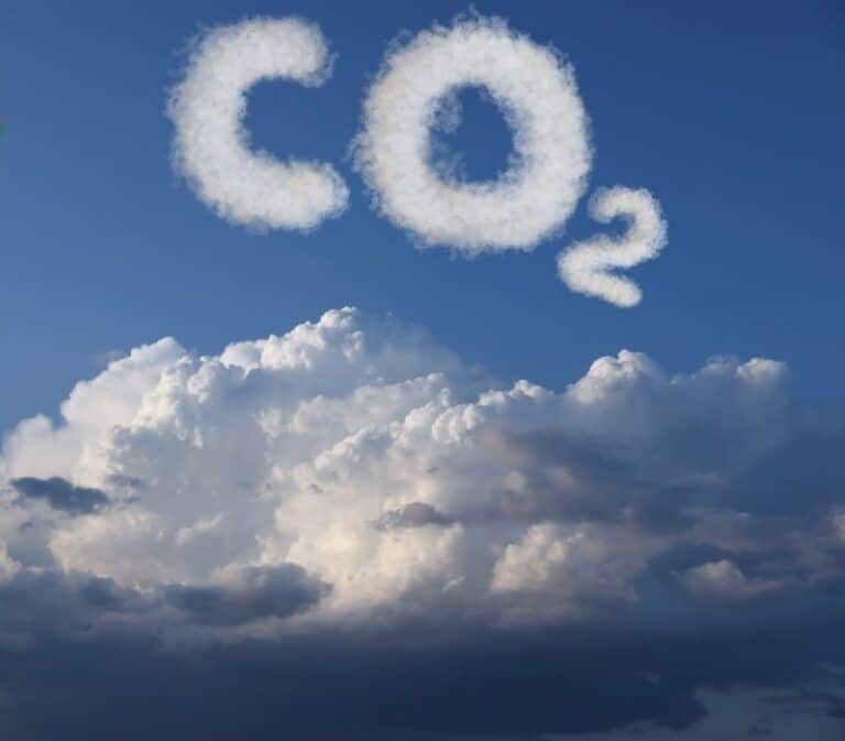غيوم على شكل &ldquo;CO₂&rdquo; في سماء زرقاء &mdash; رمز بصري للكربون الخفي الذي بدأنا نلتقطه الآن.