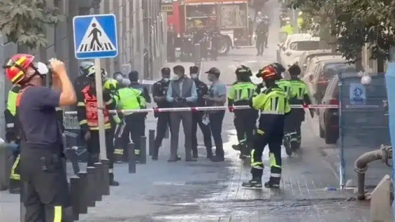 انهيار مبنى في وسط مدريد أثناء عملية تجديده إلى فندق، يظهر الحطام الداخلي مع بقاء الواجهة الخارجية سليمة.