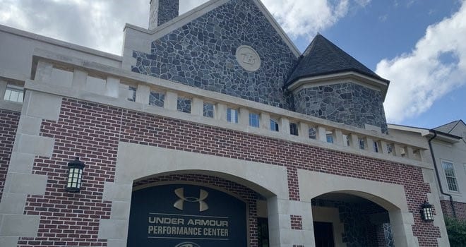 مقر تدريب ريفنز &mdash; جدران من الحجر، وأقواس من الطوب، وشعار الفريق يلمع تحت الشمس. كأنه قلعة مبنية للفائزين.