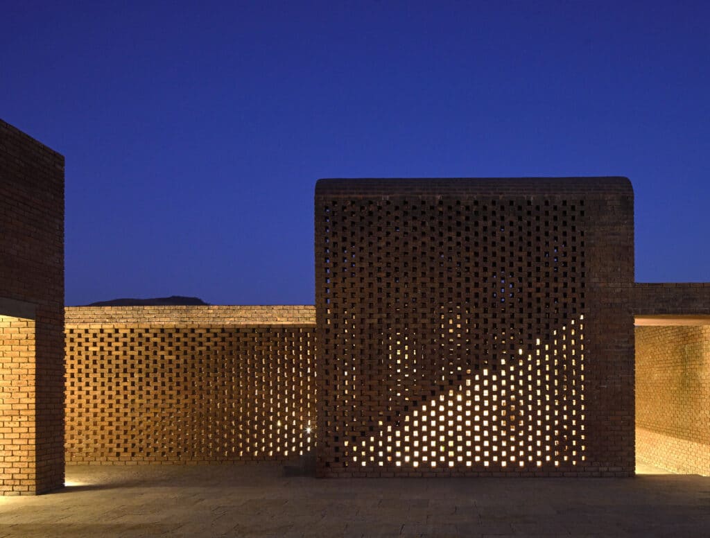 طوب مع اضواء الليل الساحره اضاءه تظهر جمال المنظر