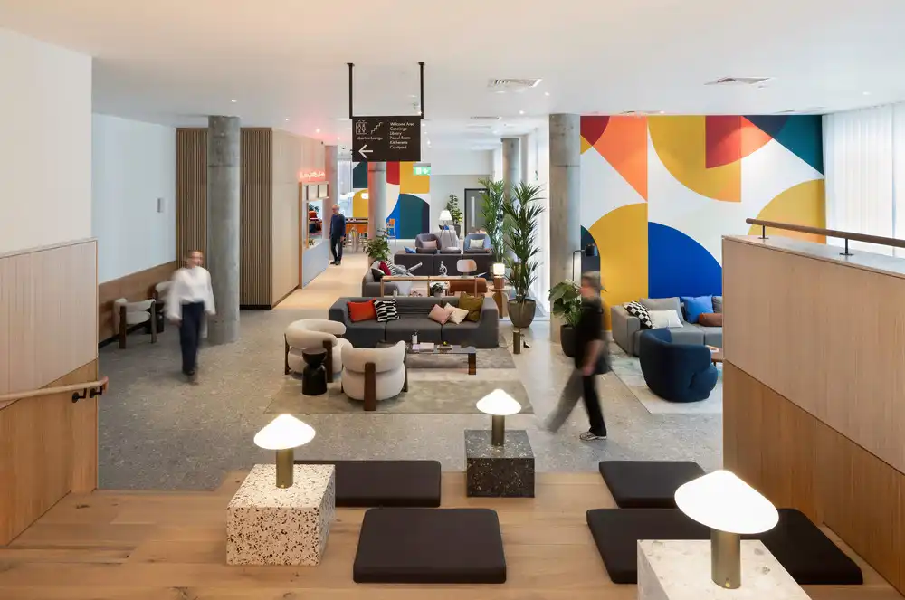 الواجهة الخارجية لمبنى ليبرتيز هاوس في دبلن بتصميم يعكس الطابع التاريخي للمنطقة مع تفاصيل حديثة.