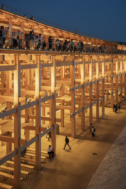 الهيكل الخشبي الدائري الأكبر في العالم في إكسبو أوساكا، يُظهر تفاصيل الربط المعماري وأسلوب التجميع المتقاطع للأخشاب.