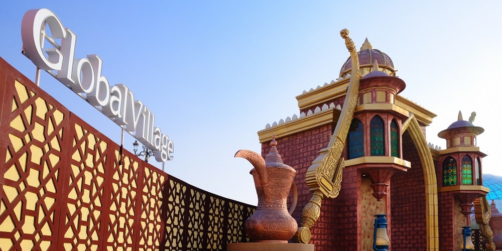 مشهد ليلي للقرية العالمية في دبي يظهر تصميمها المضيء وجمال التفاصيل المعمارية الحديثة.