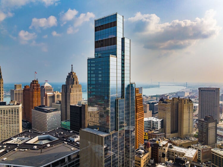 منظر جوي لمشروع Hudson&rsquo;s Detroit متعدد الاستخدامات يظهر المباني الحديثة والتخطيط الحضري الجديد.