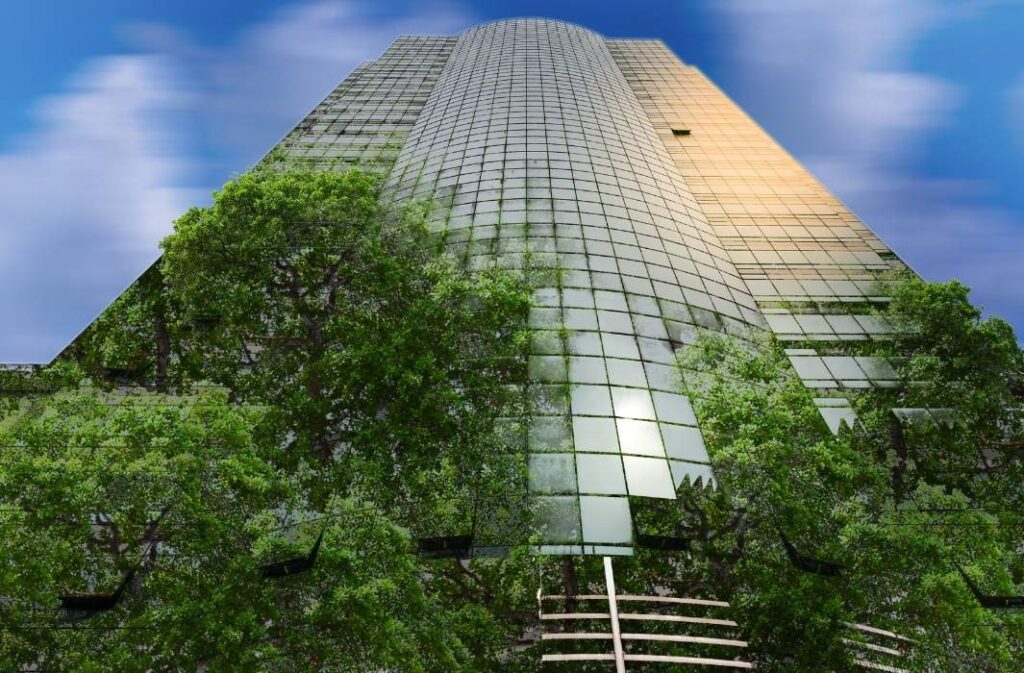 برجاً حديثاً من الزجاج يُدمج فيه ألواح شمسية شبه شفافة في واجهته، محاطاً بأشجار خضراء كثيفة تحت سماء زرقاء صافية