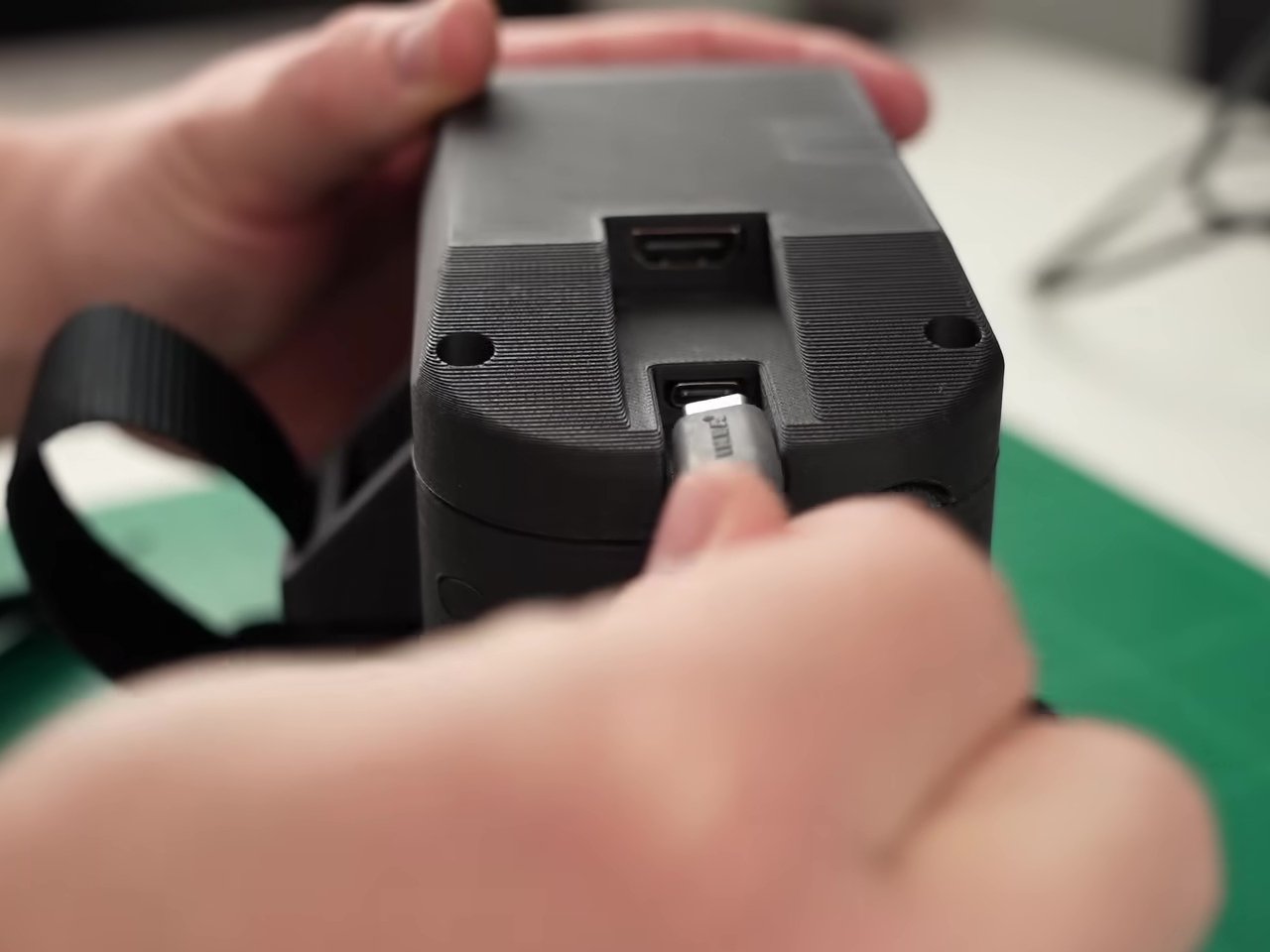 Low-cost DIY virtual reality headset with high-resolution screens.