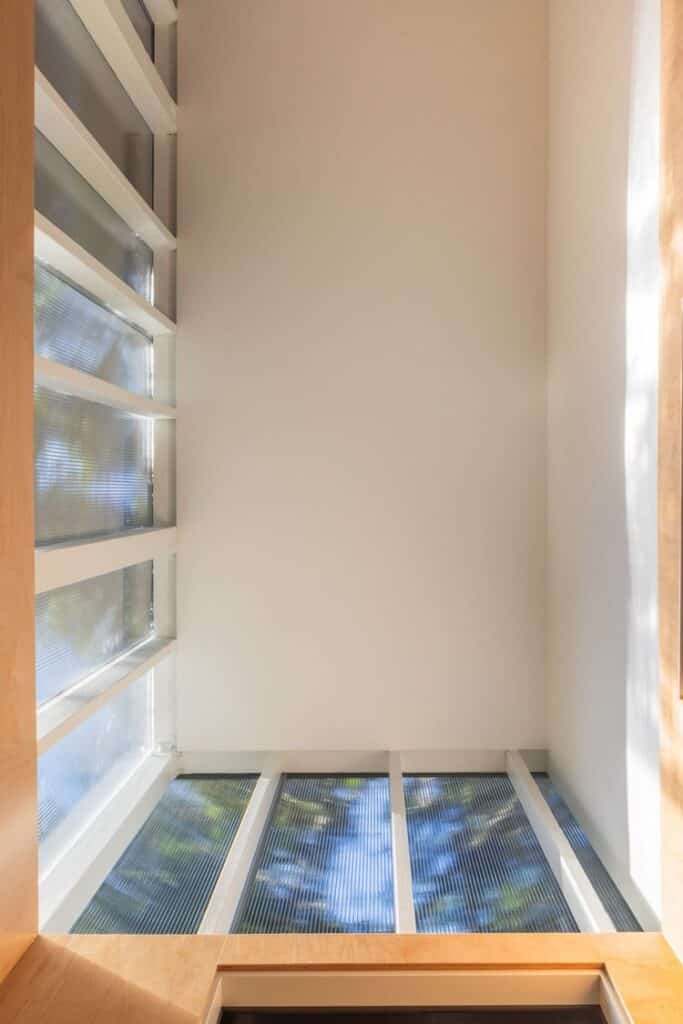 ضوء الشمس الطبيعي يدخل برفق من خلال ألواح السقف الشفافة في المكتب الجديد.