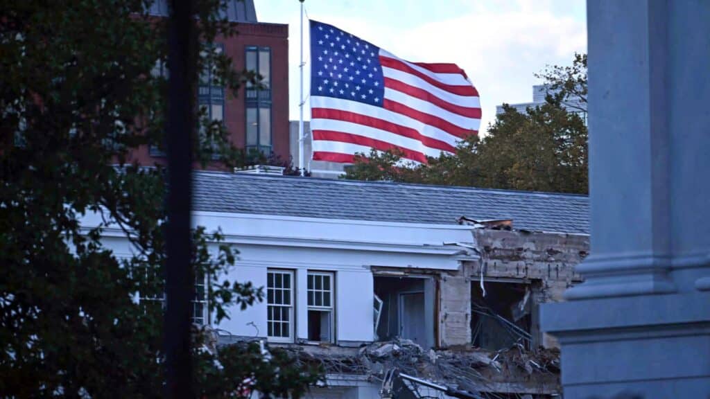 العلم الأمريكي يرفرف فوق الجناح الشرقي للبيت الأبيض وهو قيد الهدم الجزئي.