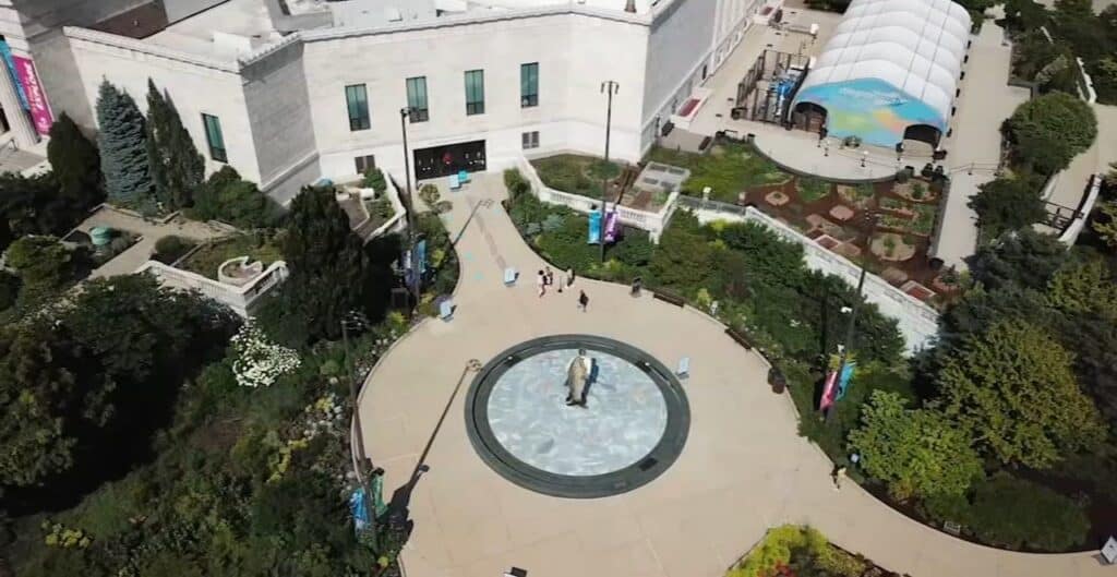 الواجهة الخارجية لأكواريوم شيد بعد التعديلات، مع إضافة عناصر معمارية جديدة وتحسينات في المساحات المحيطة.