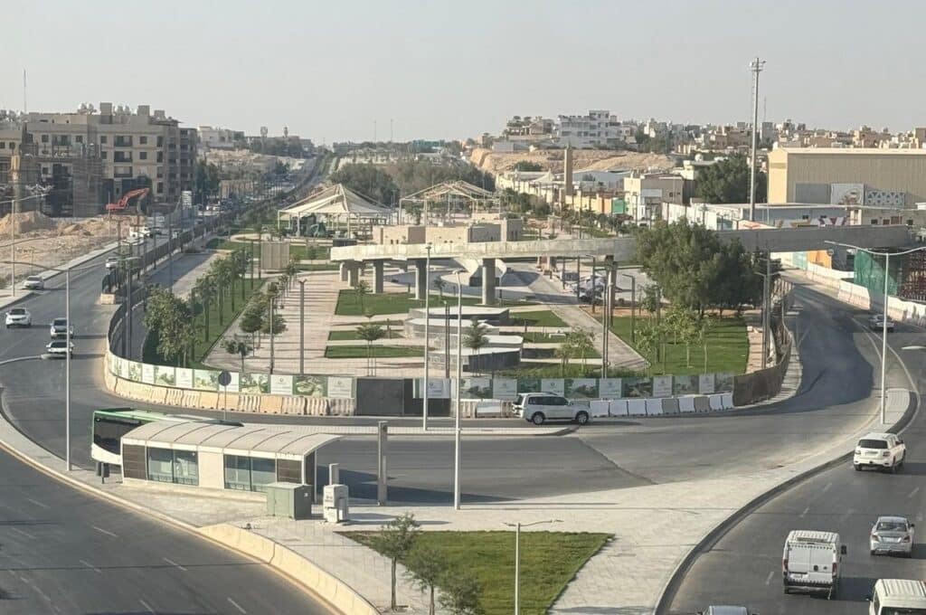 حديقة النهضة من فوق &ndash; شارع مزدحم وممرات خضراء تحت الإنشاء.