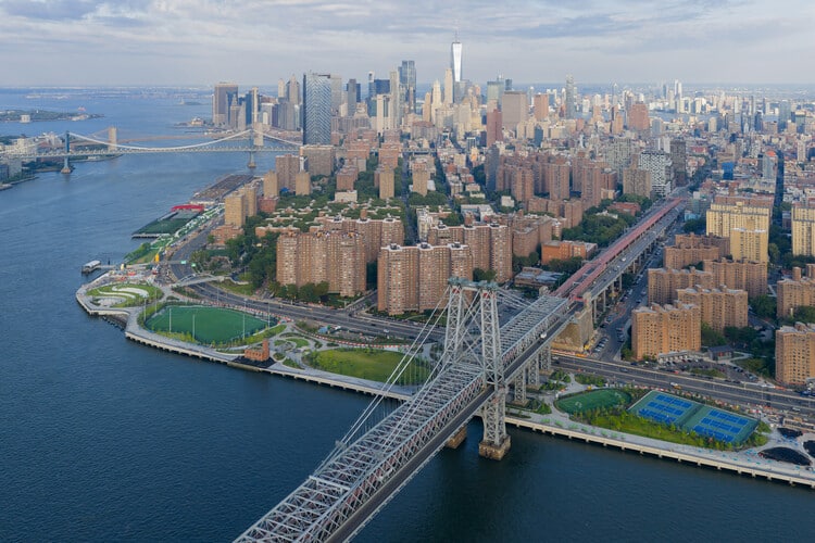 ممرات المشاة الجديدة داخل حديقة إيست ريفر بعد إعادة تطويرها