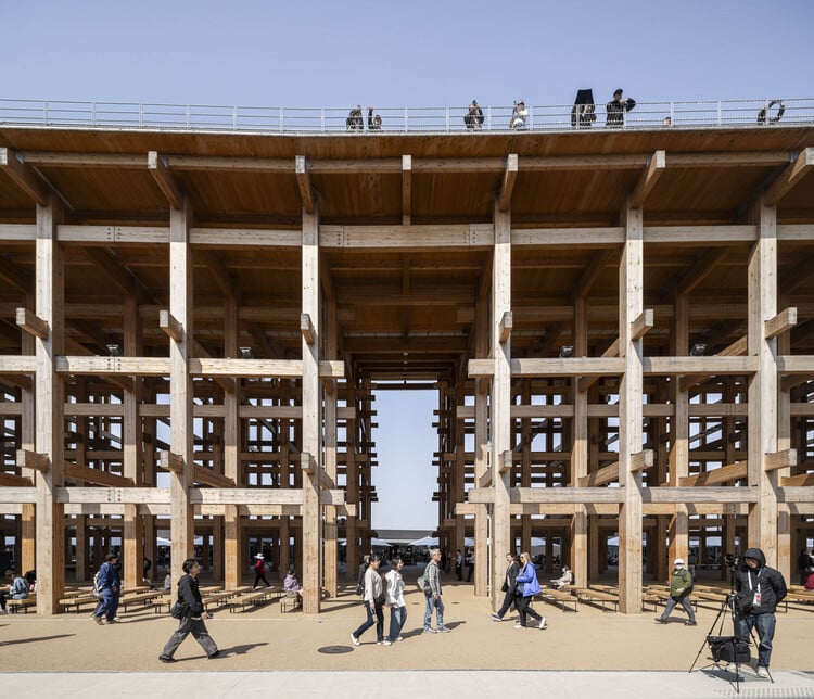 لقطة قريبة تُظهر التداخل الدقيق للخشب في بنية الجراند رينج، مع تباين الظلال والإضاءة الطبيعية.