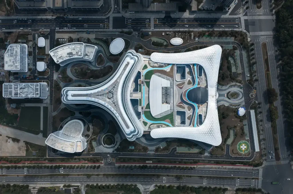 الواجهة الجنوبية للمستشفى تُظهر الخطوط الأفقية المنتظمة والتراسات المظللة المصممة لراحة المرضى.