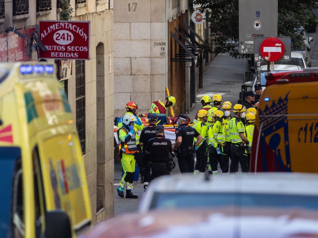 مشهد لموقع المبنى المنهار في مدريد، يظهر الحطام والتعقيدات الداخلية للمبنى أثناء التجديد.