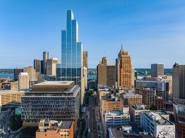 واجهة المبنى الرئيسي لمشروع Hudson&rsquo;s Detroit مع الزجاج والفولاذ والطين الأبيض.