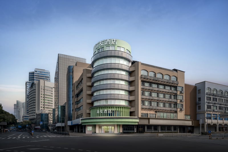 الواجهة الخارجية لفندق هاي إن تُبرز الهندسة الخطية وتناغم الفتحات المتكررة.