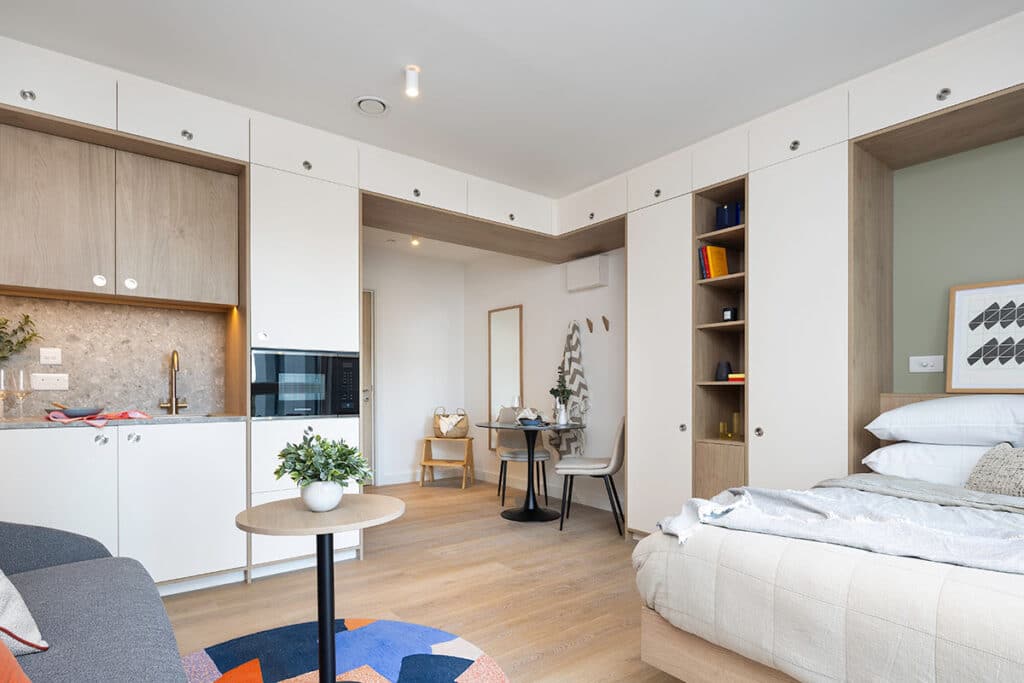 المساحات السكنية داخل ليبرتيز هاوس تتميز بإضاءة طبيعية ومواد تشطيب بسيطة تعزز الإحساس بالدفء.