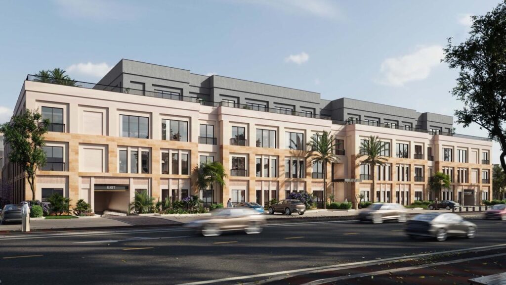 مبنى سكني وتجاري حديث في شمال الرياض، بواجهة رملية وأسطح مُستوية، مع شرفات زجاجية ونخيل وأشجار أمامية، وحركة مرور على الشارع الأمامي في يوم مشمس.