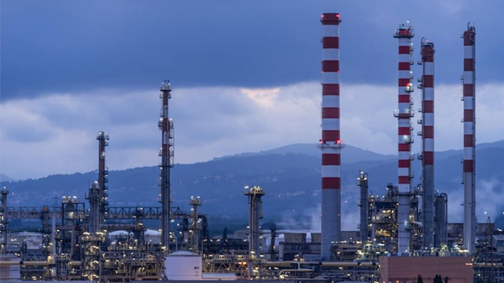 معدات المصفاة في كارثاخينا المخصصة لإنتاج البنزين المتجدد.