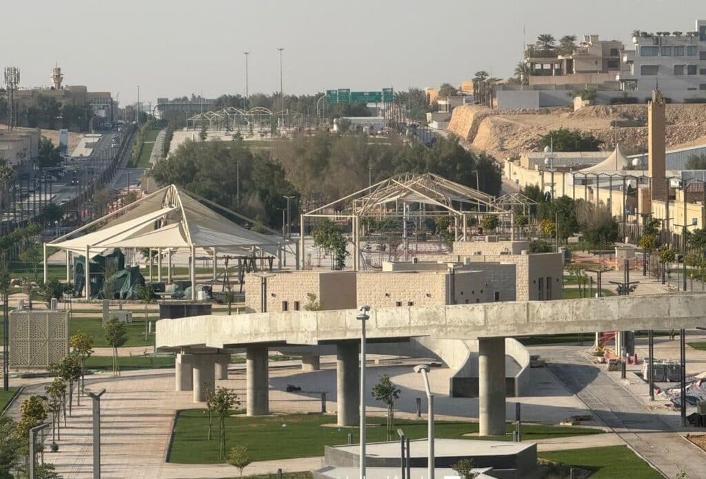 تفاصيل حديقة النهضة &ndash; مظلات وأجنحة تحت الإنشاء ومساحات خضراء.