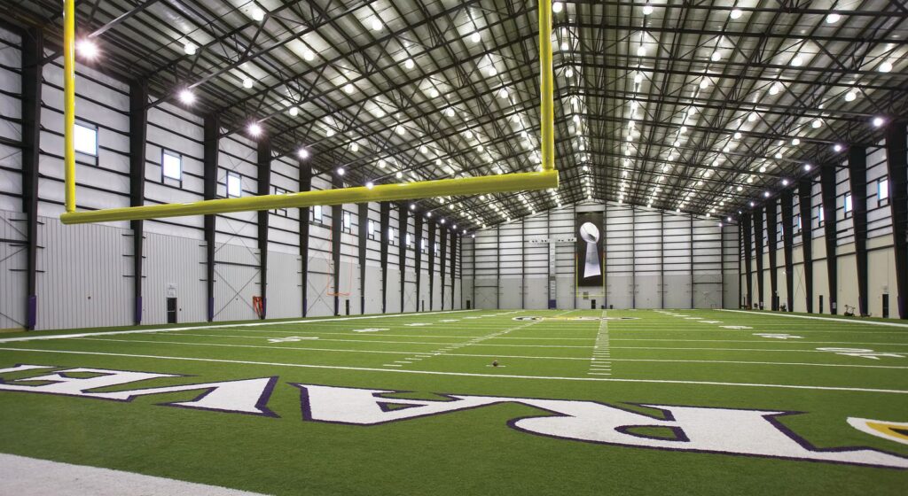 ملعب التدريب الداخلي لفريق ريفنز &mdash; عشب أخضر مُضيء، وشعار الفريق بارز، وراية كأس السوبر بول ترفرف عاليًا. هادئ&hellip; لكنه يحمل طموحات لا تنام.